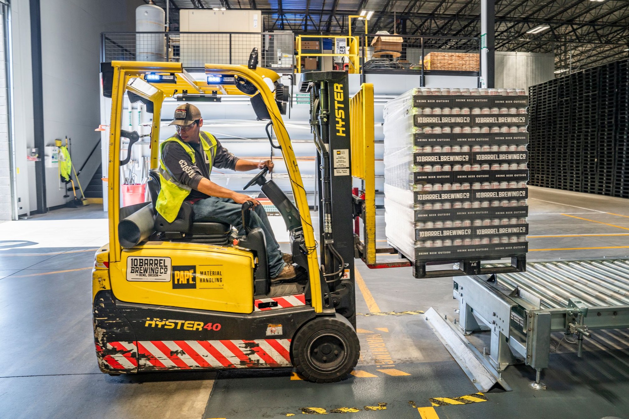Pallet handling and loading work in a warehouse